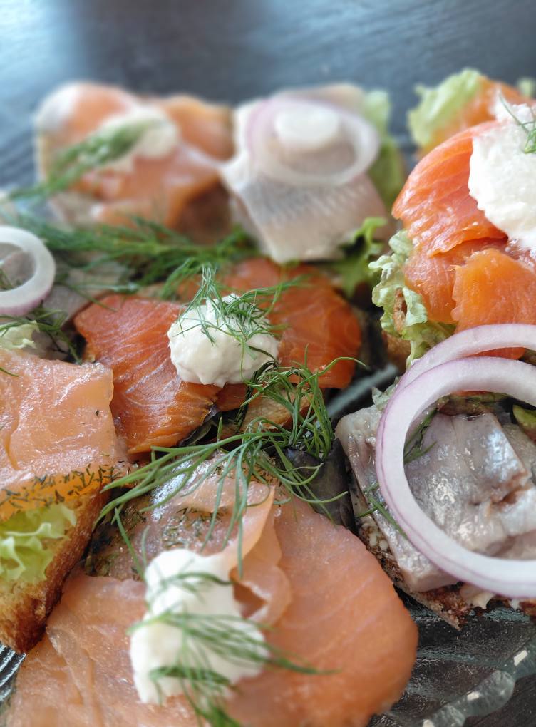 /bilder/Galerie/Mohltied_Fischschnittchen_3.jpg